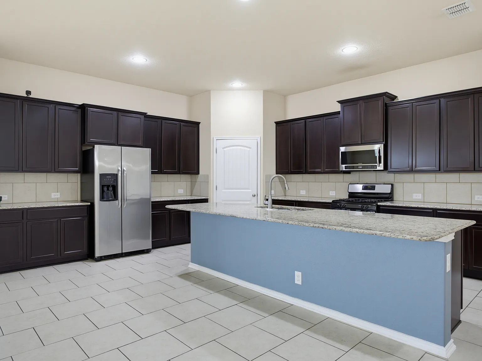 5 bed, 2.5 bath, 2775 sqft, $2,450 — Photo 2