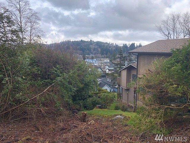 2nd image of 828 Terrace Ave