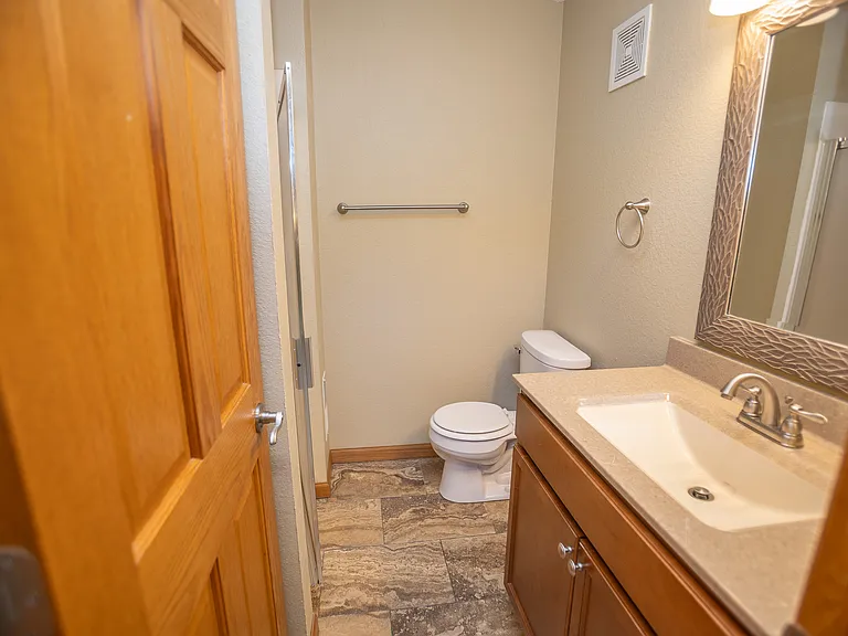 1015 Madison St E — Photo 20