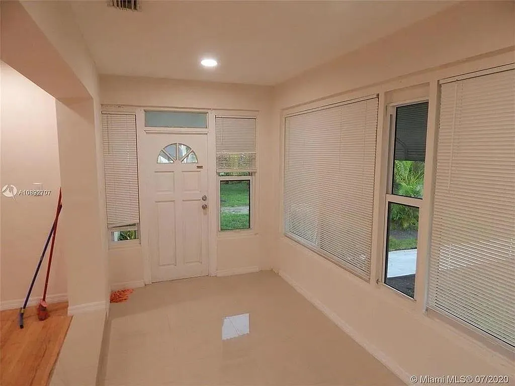 3 bed, 2.0 bath, 1242 sqft, $3,500 — Photo 3