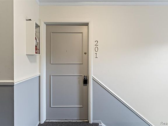 4th image of 801 Plate St Unit 201