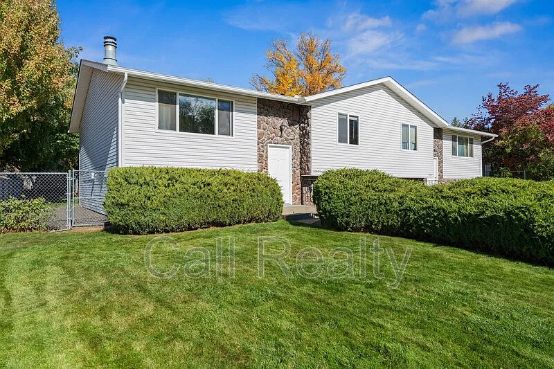 4 bed, 2.0 bath, 1705 sqft, $1,975 — Photo 1