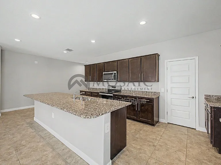10617 S 54th Ln — Photo 10