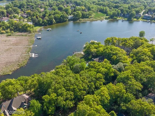1729 Heron Ridge Dr, Bloomfield Hills, MI 48302