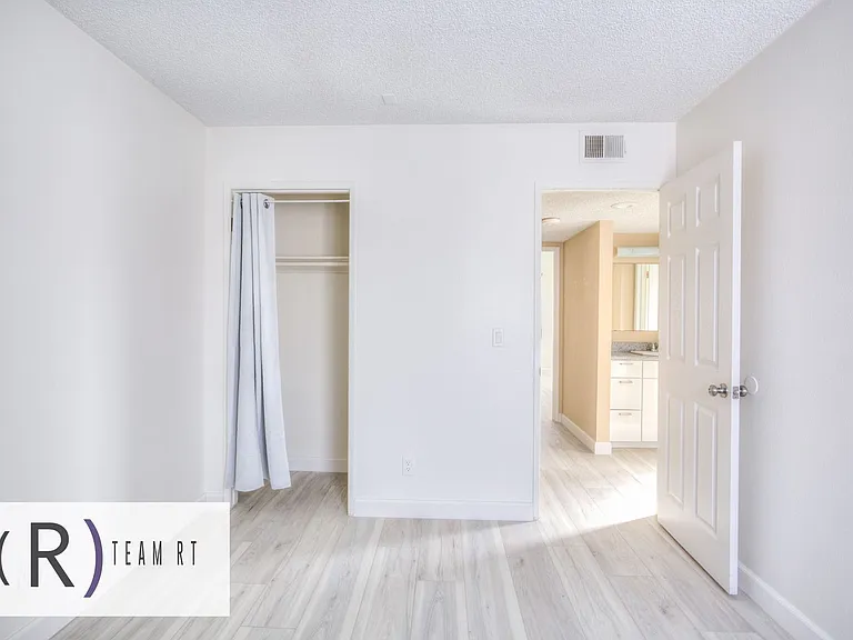 2020 20th St #6 — Photo 32