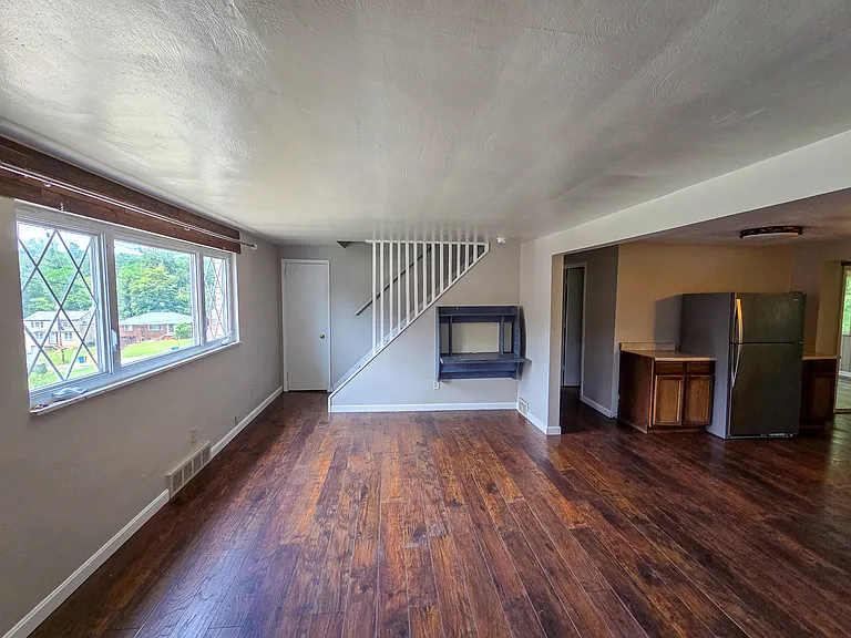151 Mahoning Dr — Photo 9