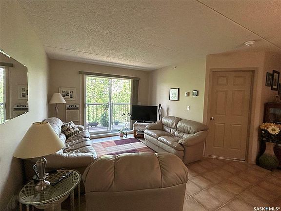 4th image of 1140 Main St #305