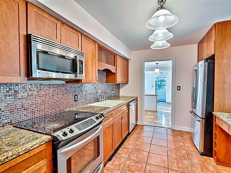 725 NW 33rd Ave — Photo 5