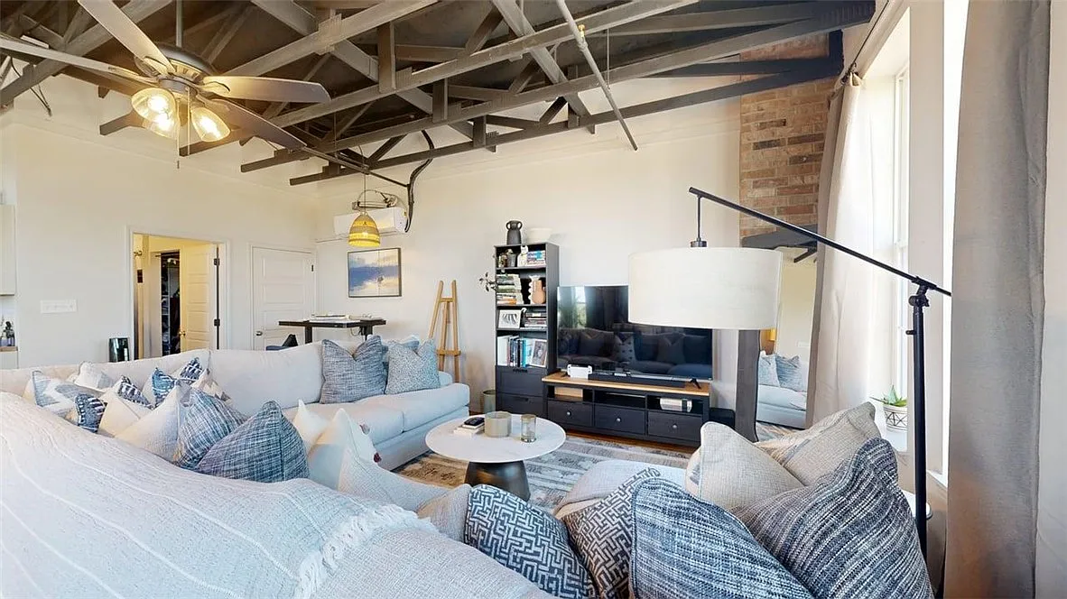 1 bed, 682 sqft, $1,300 — Photo 2