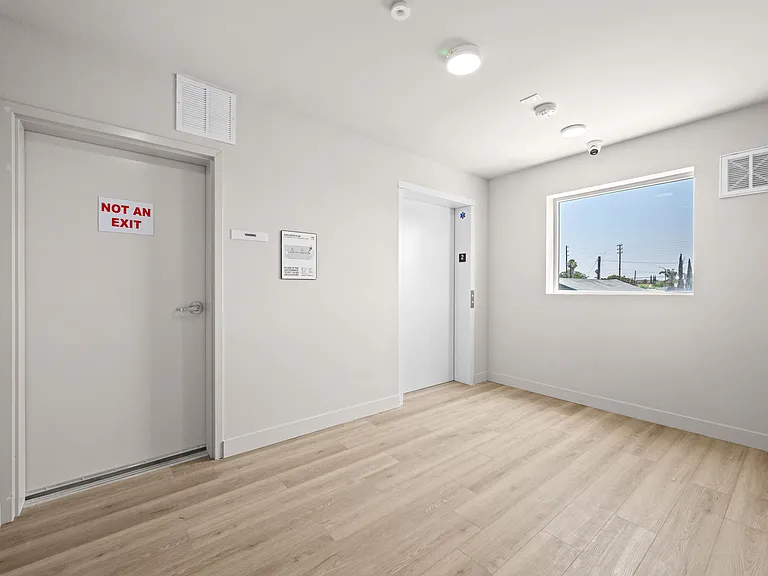4347 Woodlawn Ave — Photo 6