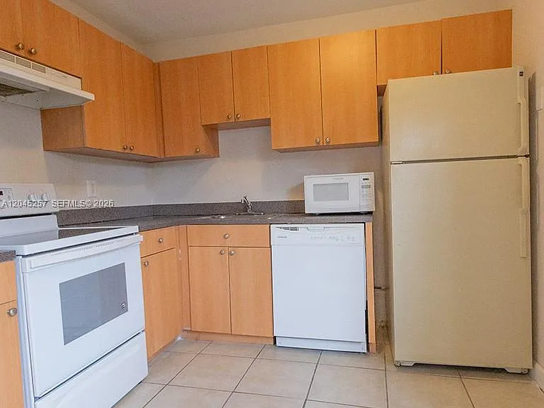 4648 NW 9th Dr #4648 — Photo 7