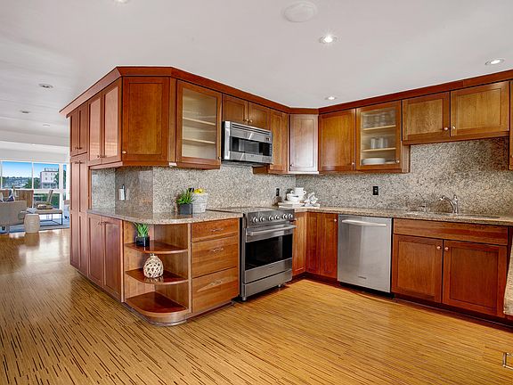 2nd image of 939 Coast Blvd Unit 9G