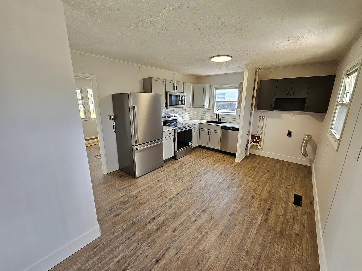 3 bed, 864 sqft, $1,500 — Photo 2