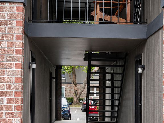 4th image of 400 Pinewood Dr #5cc63fecd