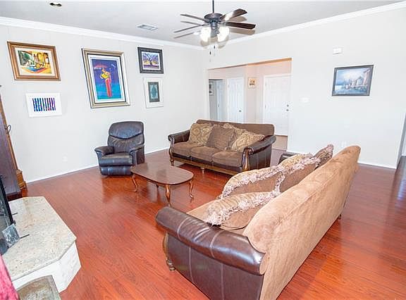 3rd image of 605 Stonegate Blvd