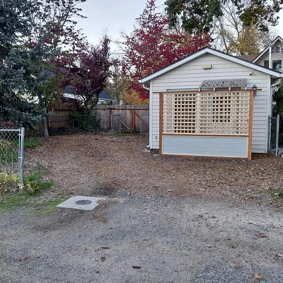 711 SW I St #B — Photo 1