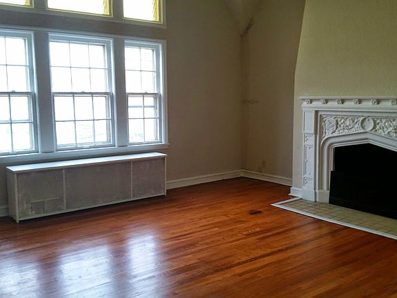 5th image of 15610 Van Aken Blvd APT 29