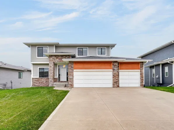 8856 Norway Dr, West Des Moines, IA 50266