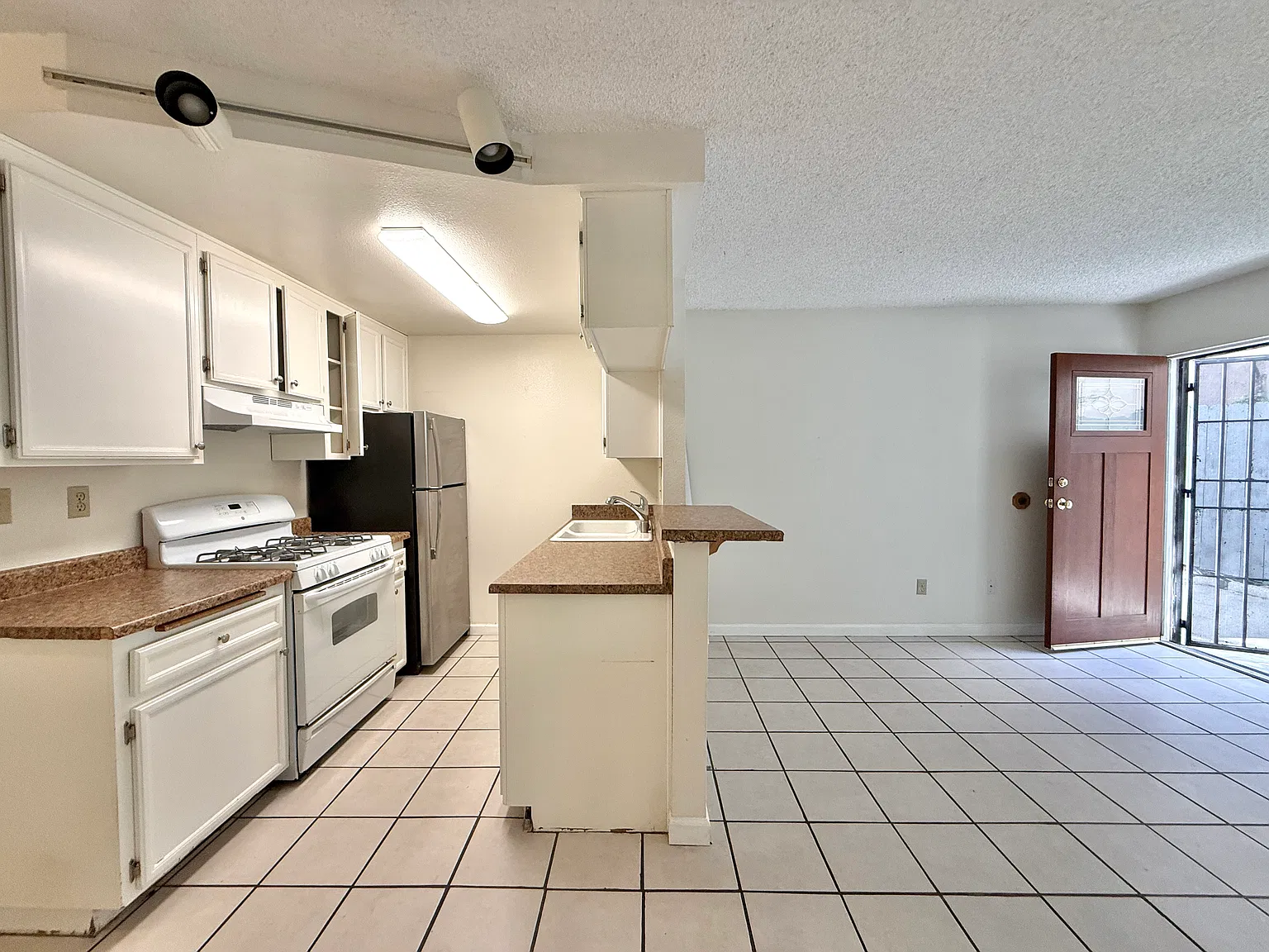 3 bed, 1100 sqft, $4,840 — Photo 4