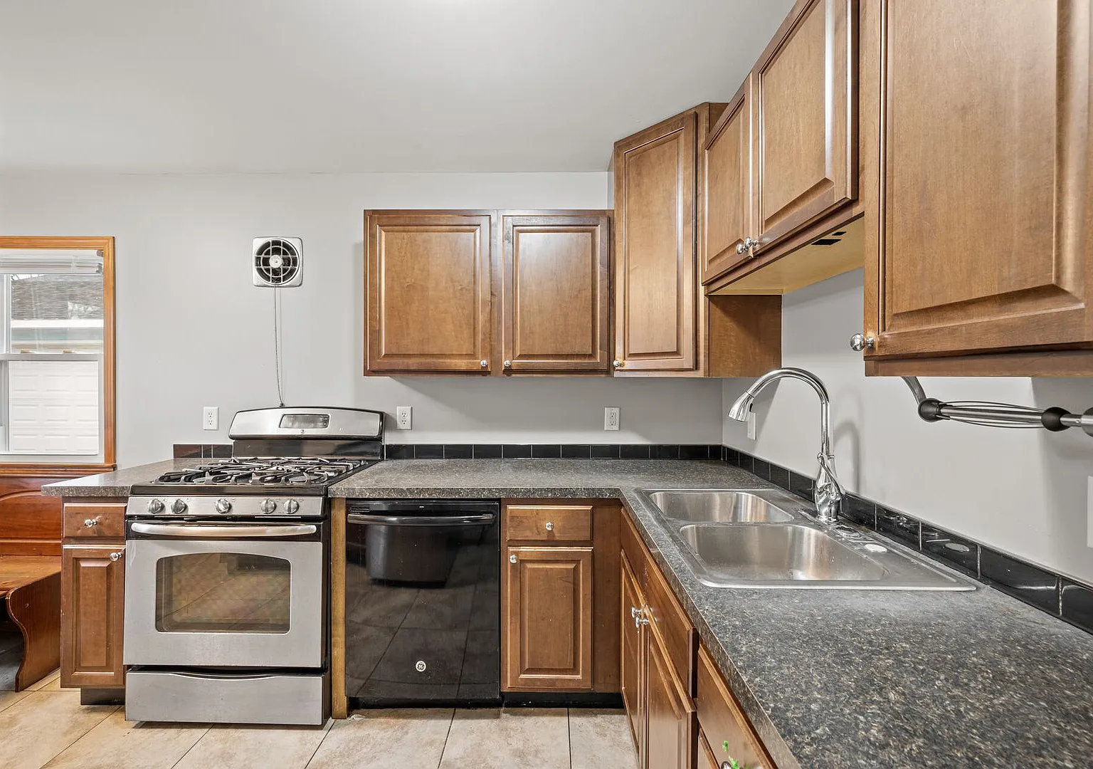 Beautiful 3BR/2Bath House Available Oct 1 — Photo 3