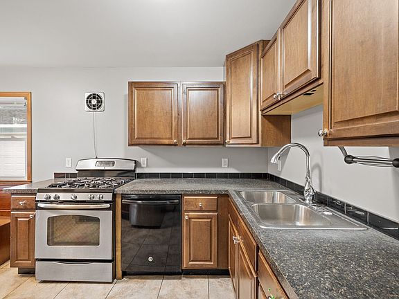 3rd image of 1711 Rose Pl