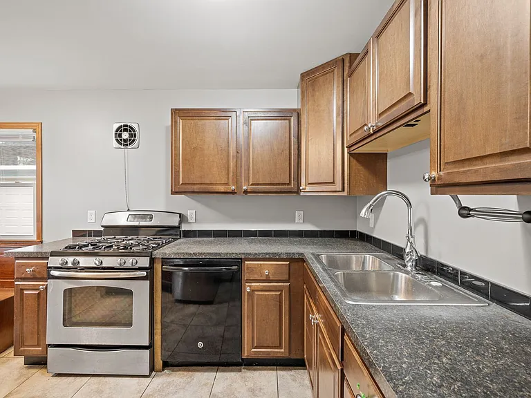 1711 Rose Pl — Photo 3