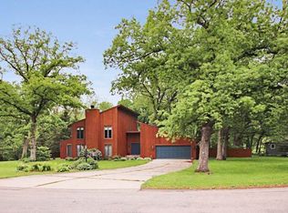 2472 Royal Oaks Dr, Freeport, IL 61032