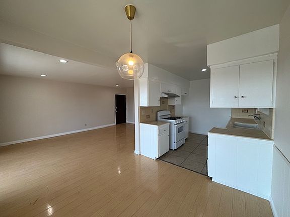 4th image of 1091 College View Dr