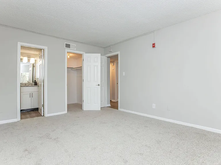 Kingston Pointe Apartments — Photo 20