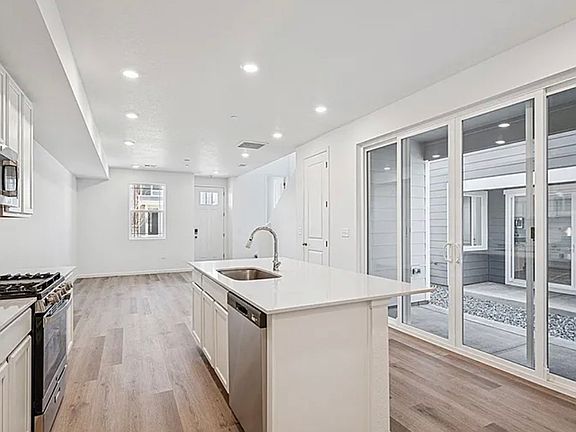 5th image of 1334 Penner Dr #1