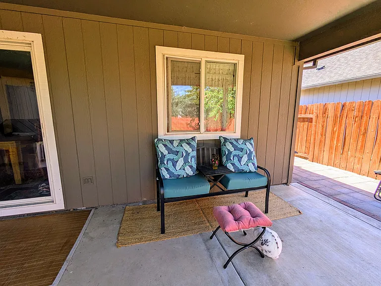 Back patio and other side of the house / yard.