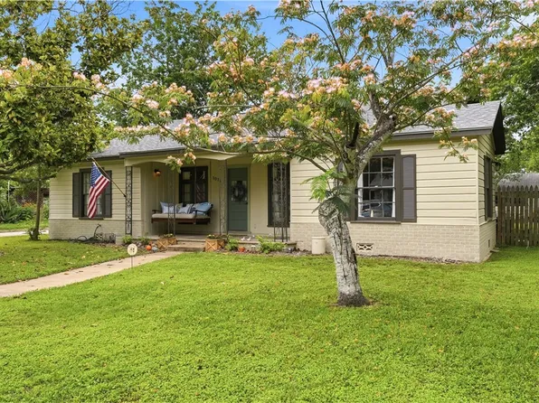 1031 E Walnut St, Seguin, TX 78155