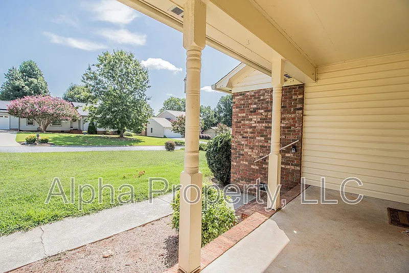 3 bed, 2.0 bath, 1700 sqft, $1,850 — Photo 3