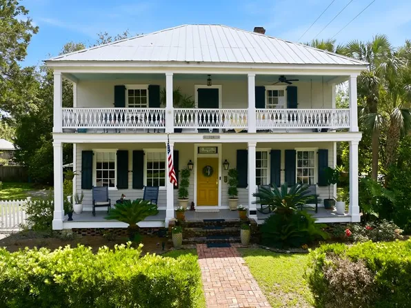 128 4th St, Apalachicola, FL 32320