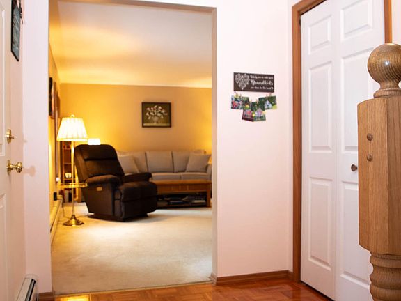 4th image of 1 Rivers Edge Dr