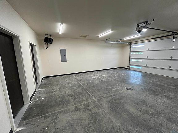 5th image of 2075 Riviera Rd