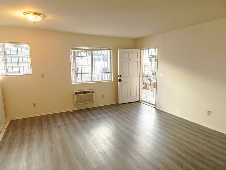 1326 W 29th St #1 — Photo 8