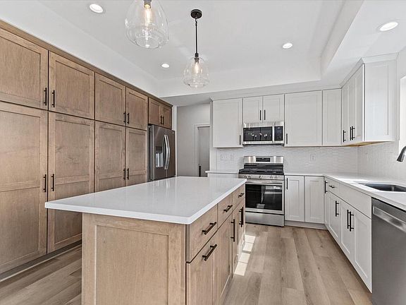 3rd image of 805 Viewpoint AVENUE