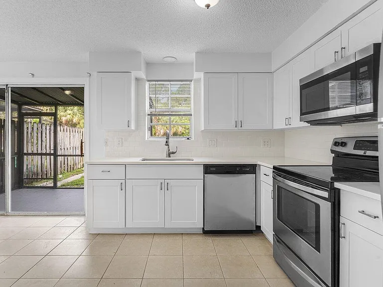 304 Georgian Park Dr — Photo 12