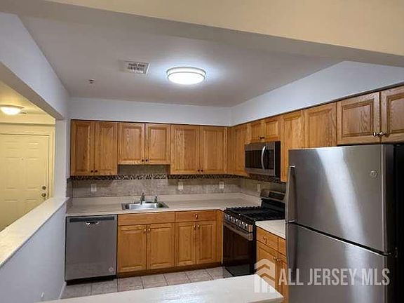 4th image of 1027 Dogwood Ct
