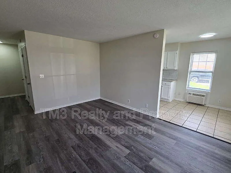 Building Photo - 1602 E Kansas City Rd #5