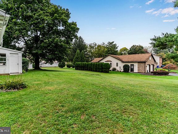 4th image of 725 Hogestown Rd