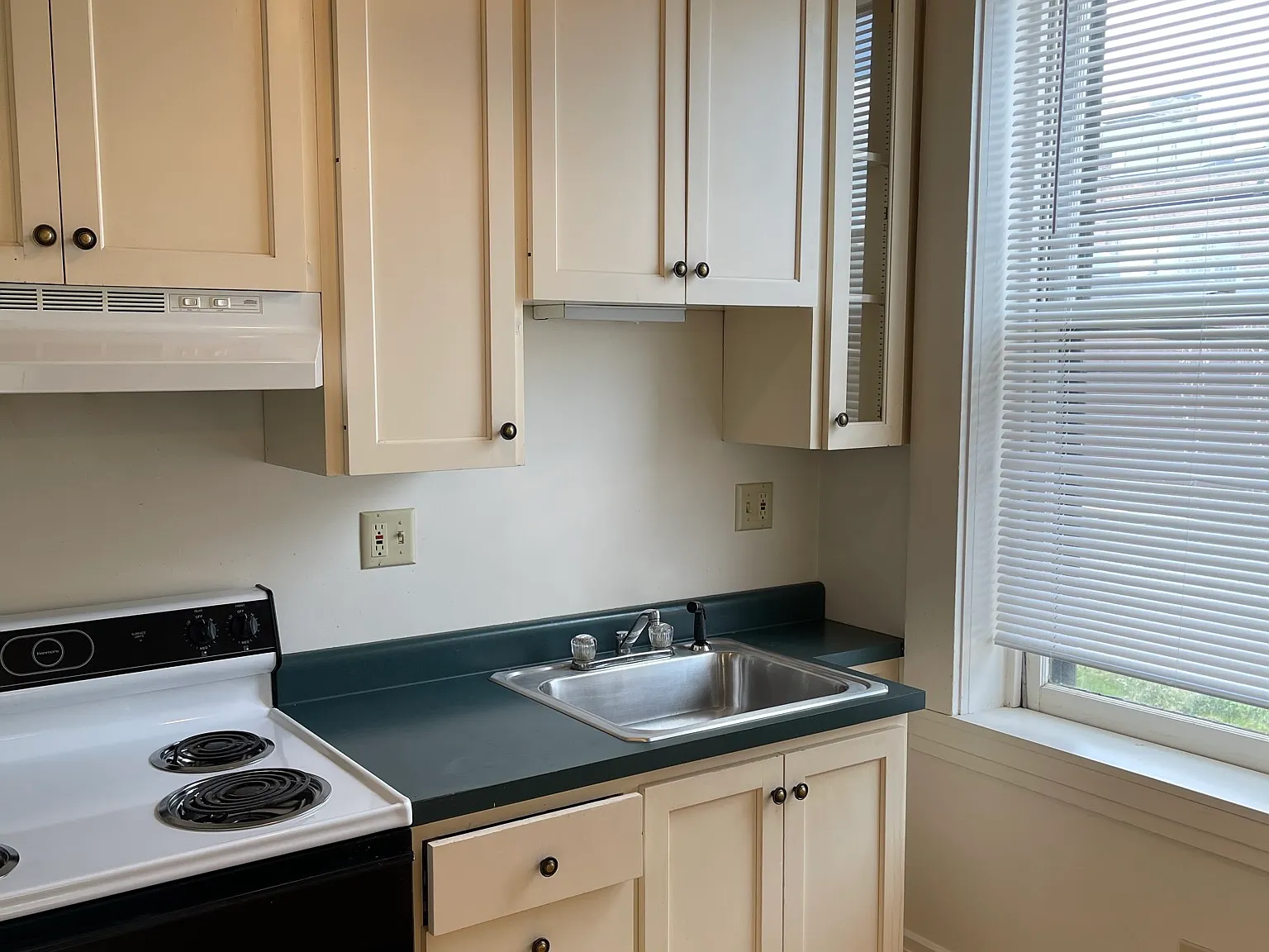 5 bed, 2200 sqft, $4,153 — Photo 3