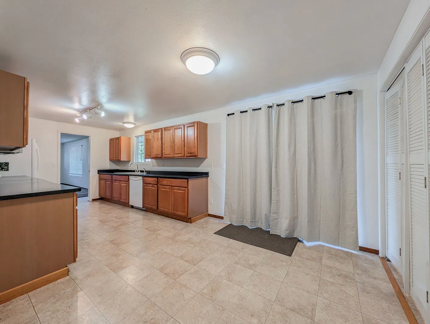 **Move-In Special**Spacious Single-Level Rambler with Fenced Yard, Bonus Room & Garage! — Photo 3