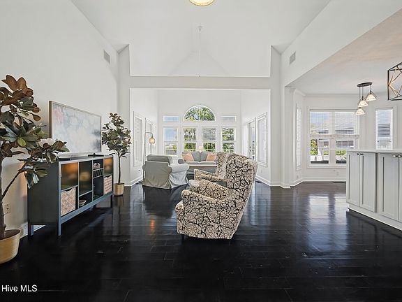 5th image of 117 Pelican Pointe Drive
