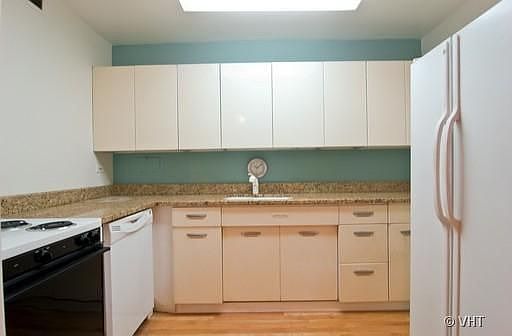 5th image of 900 N Lake Shore Dr APT 906