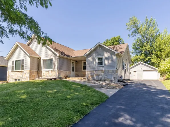 1230 Belmont Pkwy NW, Cedar Rapids, IA 52405
