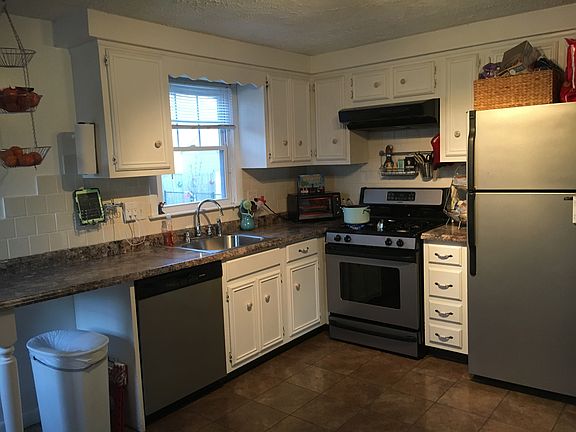 4th image of 10 Dartmouth Dr