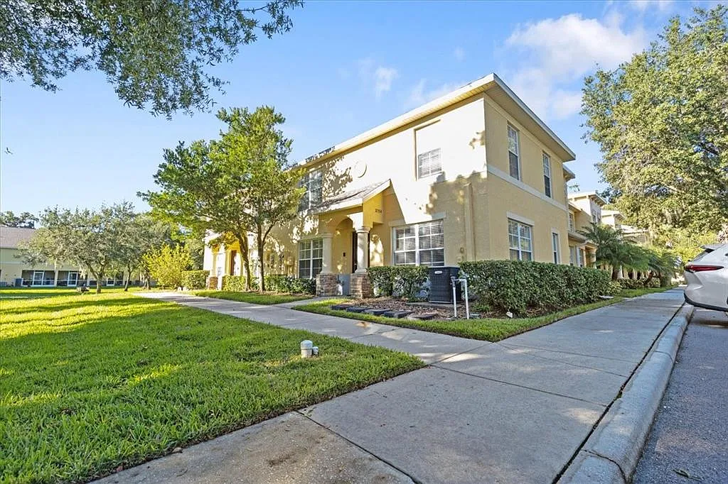 3 bed, 2.5 bath, 1363 sqft, $1,600 — Photo 3