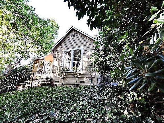 3rd image of 320 Keokuk St